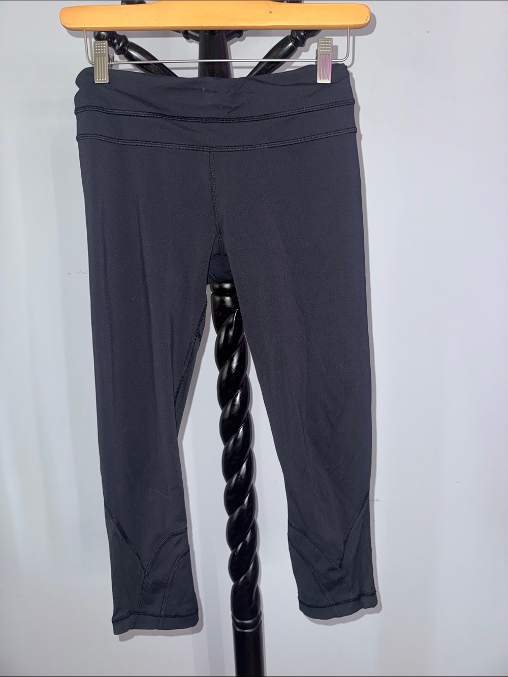 lululemon athletica Black Capri Leggings 17.1.B1